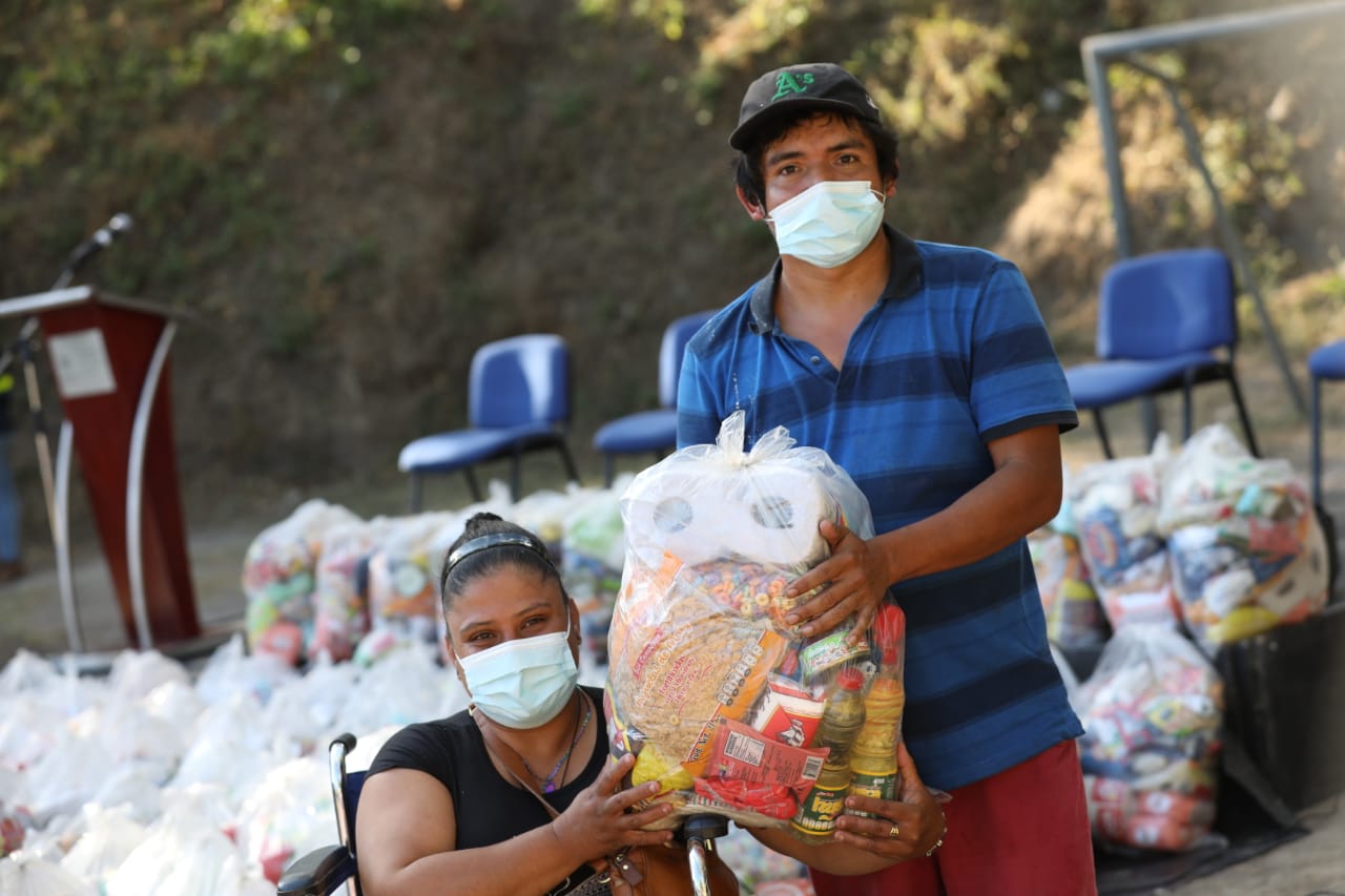 ministro-de-trabajo-entrega-ayuda-alimentaria-a-comunidad-de-san-salvador